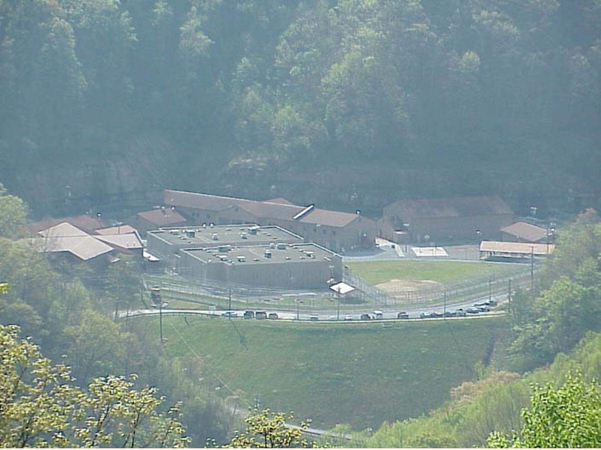 Kentucky plans to lease this private prison in Wheelwright to help relieve overcrowding in county jails.