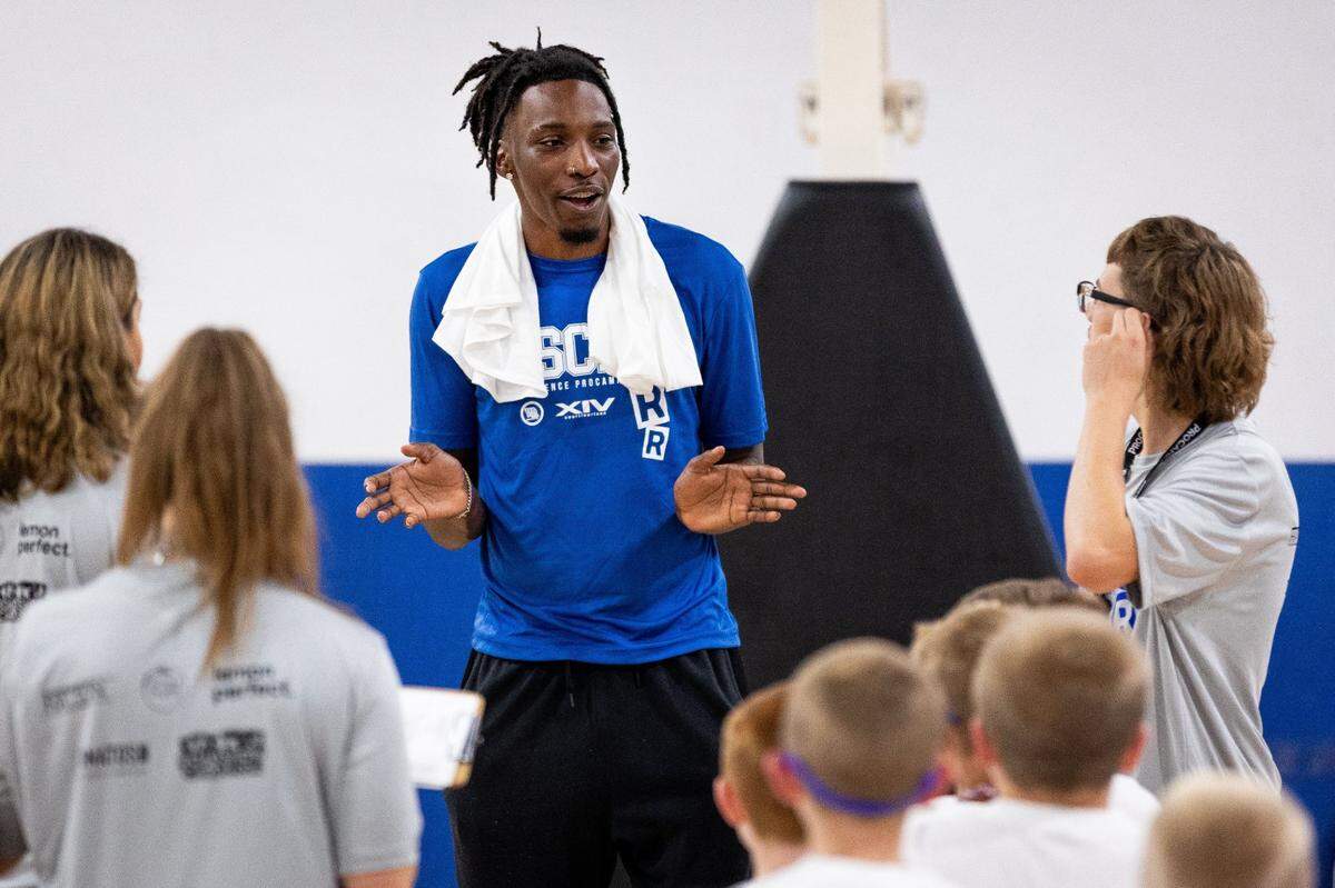 Kentucky freshman Aaron Bradshaw talks to campers during Oscar Tshiebwe’s youth basketball camp at Sports Center in Lexington on Sunday.