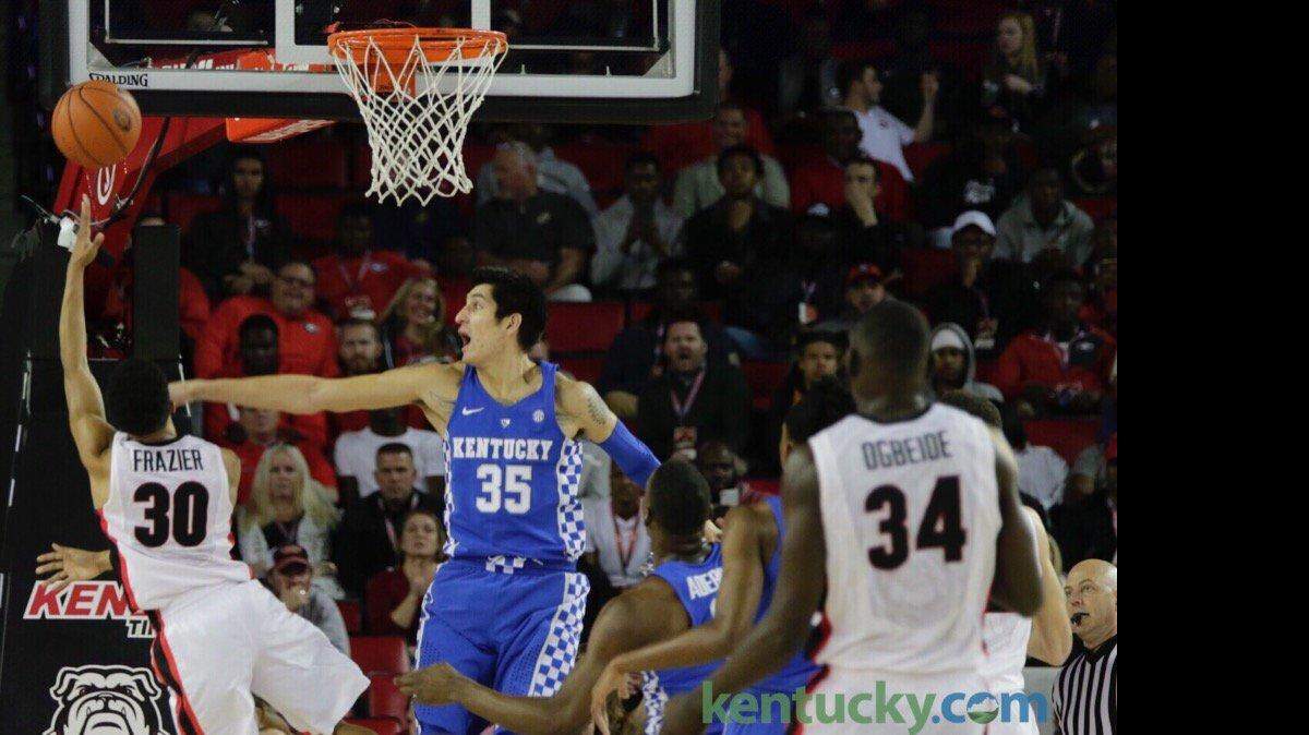 Kentucky's Derek Willis defended against Georgia's J.J. Frazier during Saturday night's game in Athens, Ga.