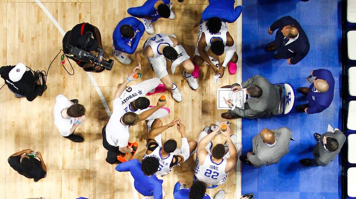 Kentucky head coach John Calipari, center, plotted strategy with his team during a timeout at Rupp Arena this season. The Wildcats take a 27-6 record into the NCAA Tournament.
