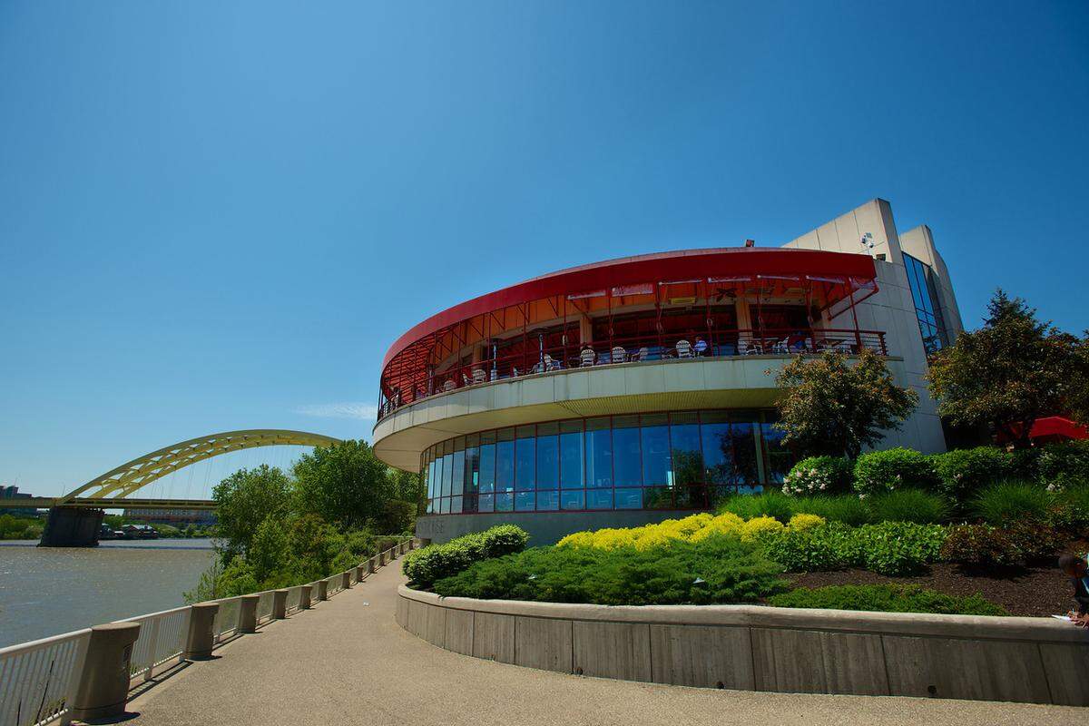 Every table at Montgomery Inn Boathouse offers a view of the Ohio River.