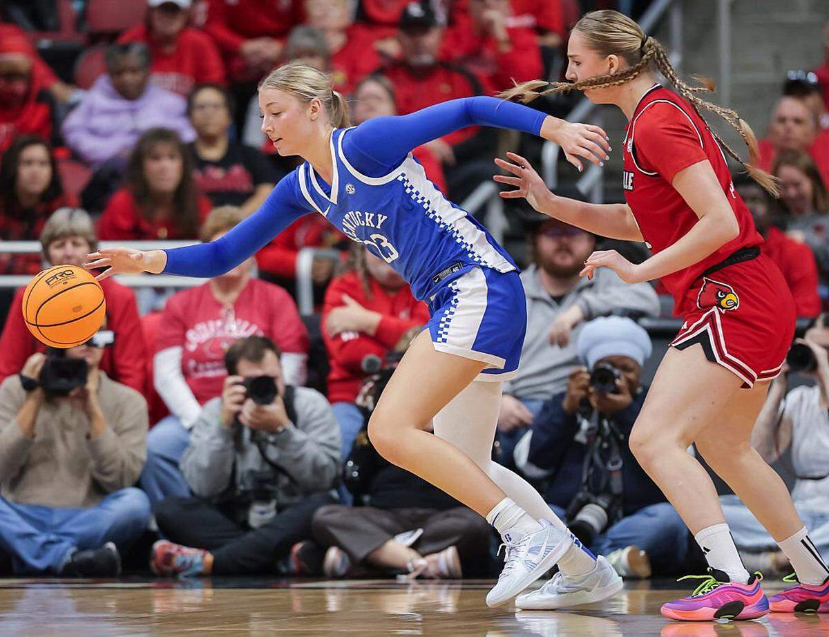 Kentucky center Clara Strack (13) leads the Wildcats in scoring (15.6 points per game), rebounding (11.0), blocks (2.8) and steals (1.3).
