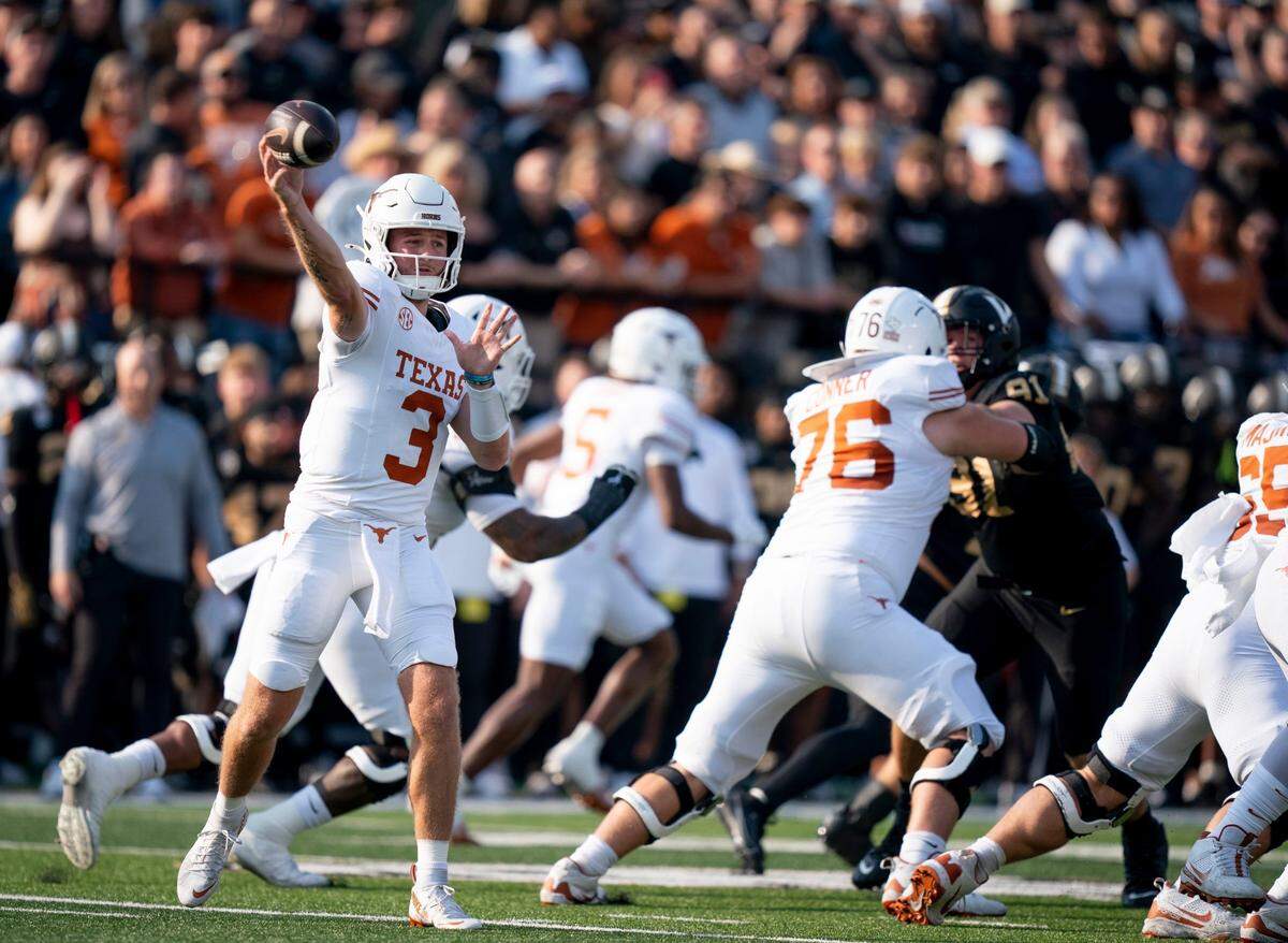 Texas quarterback Quinn Ewers (3) is trying to lead the Longhorns to the College Football Playoff for the second straight season.