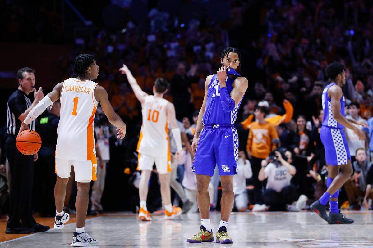 Kentucky’s Davion Mintz (10) reacts during the final seconds of his team’s loss at Tennessee. Mintz finished with 11 points and three rebounds.