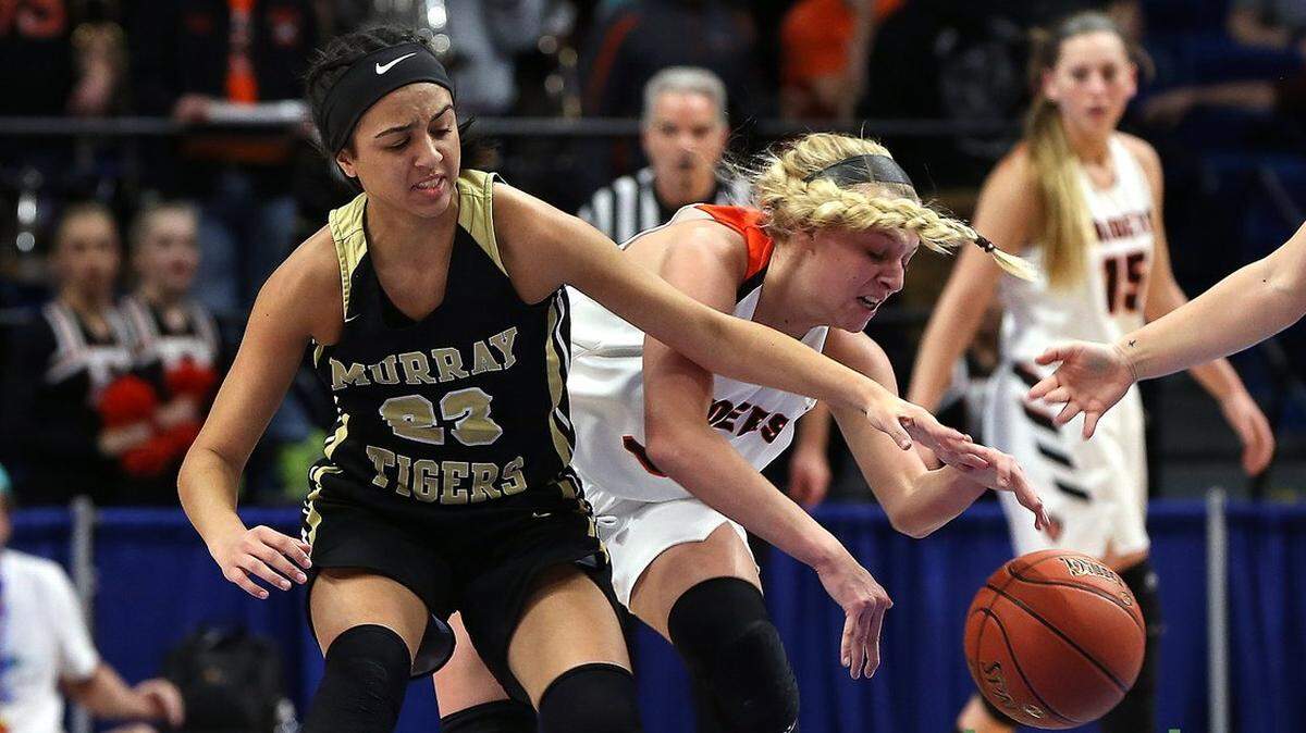 Murray’s Lizzy Curtis (23) and Ryle’s Brie Crittendeon battled for a ball during their teams’ game in the Sweet Sixteen at Rupp Arena on Wednesday.