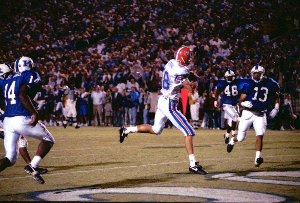 Backup quarterback Danny Wuerffel, who had thrown three of Florida’s seven interceptions on the night, brought the upset-minded Cats crashing back to Earth on the game’s final play from scrimmage, hitting wide-open Chris Doering (28) for the game-winning touchdown.