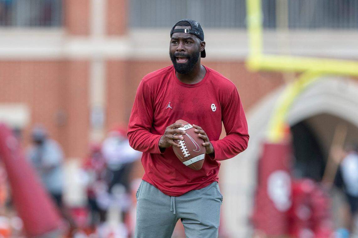 OU interim wide receivers coach L'Damian Washington works with the team during practice on Aug. 10 in Norman.washington1