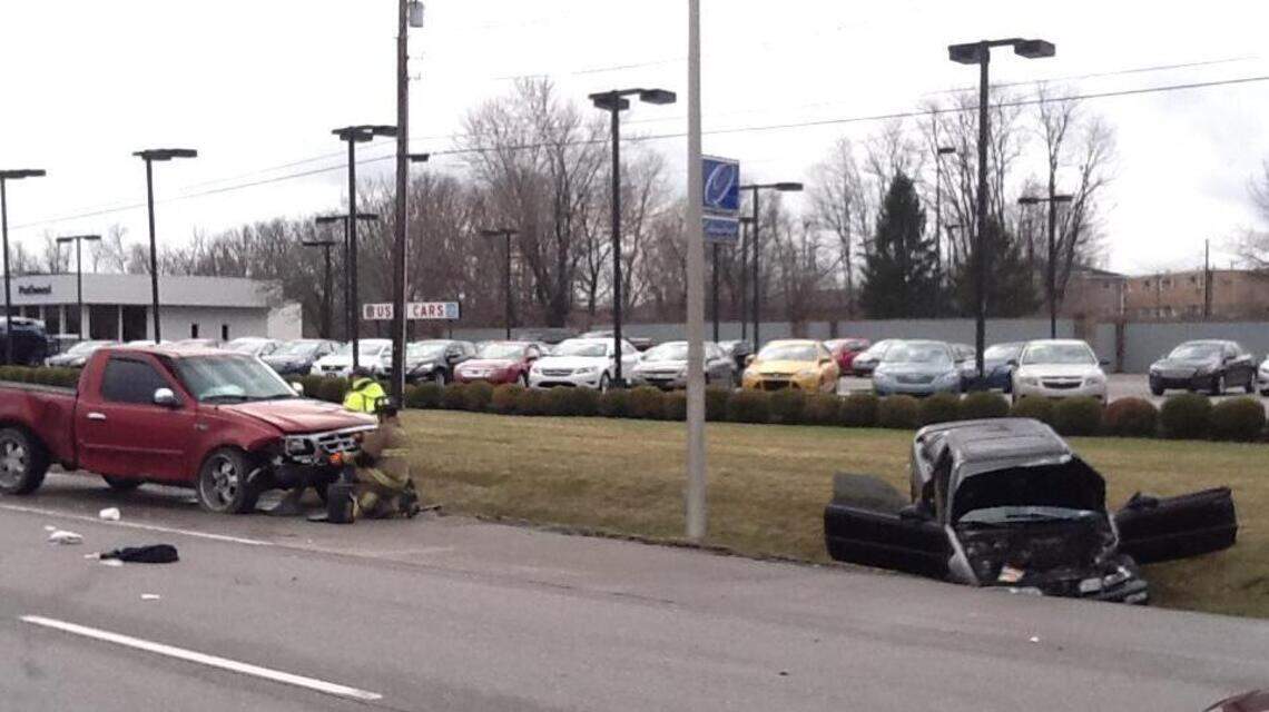 Three are injured in New Circle Road crash | Lexington Herald Leader