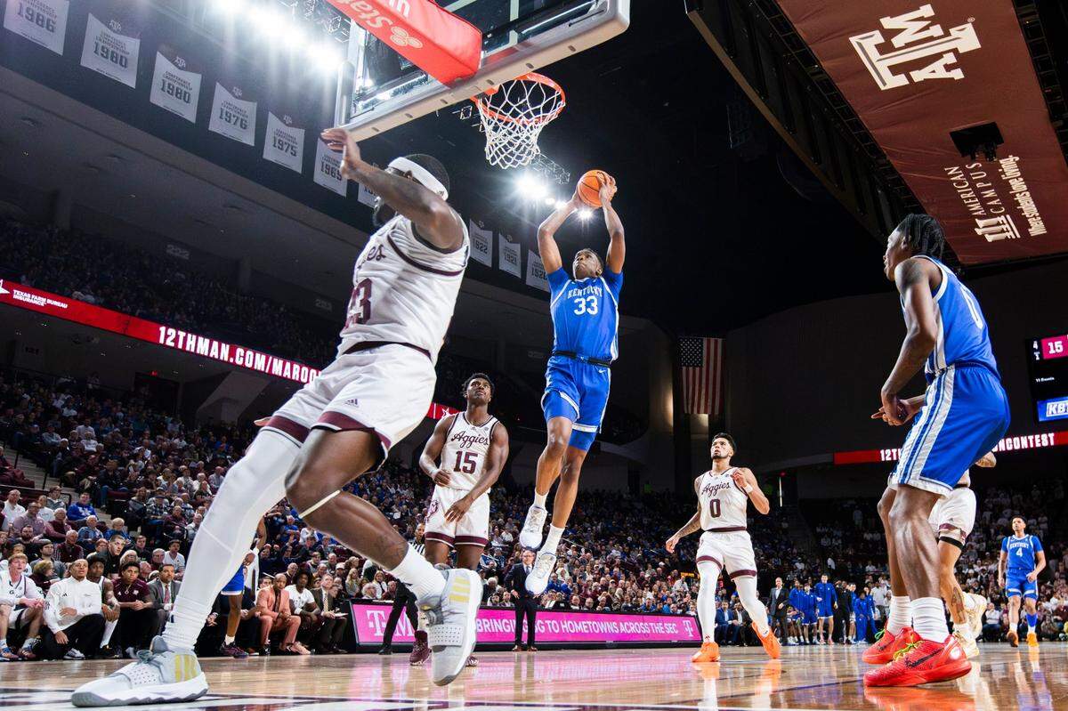 Kentucky center Ugonna Onyenso (33) had seven points, 10 rebounds and five blocked shots in the Wildcats’ 97-92 overtime loss at Texas A&M on Saturday.
