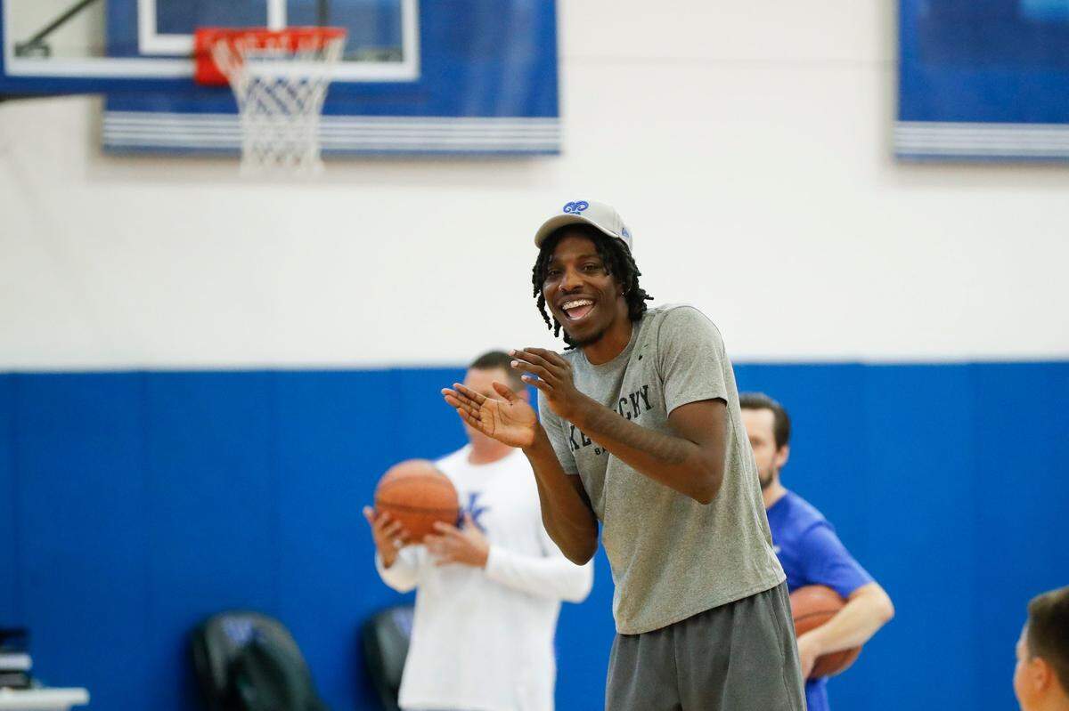 A foot injury that led to surgery has sidelined Kentucky freshman 7-footer Aaron Bradshaw.