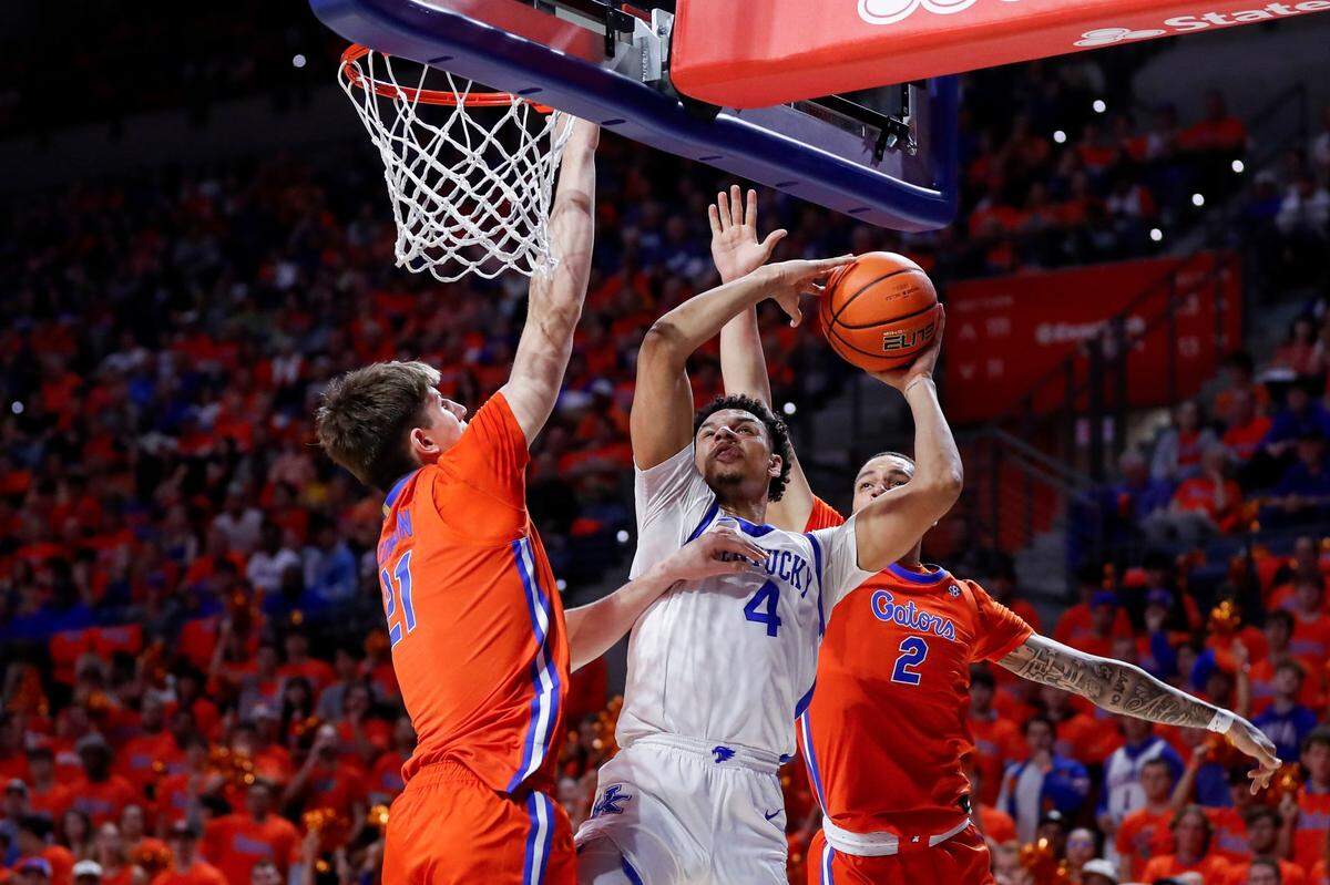 Kentucky forward Tre Mitchell (4) shoots the ball against Florida forward Alex Condon (21) during Saturday’s game.