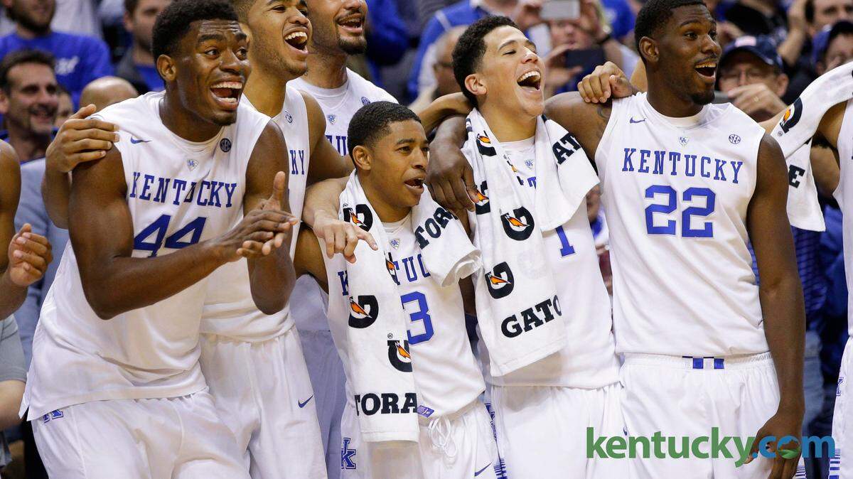 Kentucky Wildcats center Dakari Johnson (44), Karl-Anthony Towns,  Willie Cauley-Stein, Tyler Ulis, Devin Booker, and Alex Poythress  enjoyed the final minute as #1 Kentucky defeated #5 Kansas 72-40 on  Tuesday November 18, 2014 in Indianapolis, IN. Photo by Mark Cornelison oe Staff
