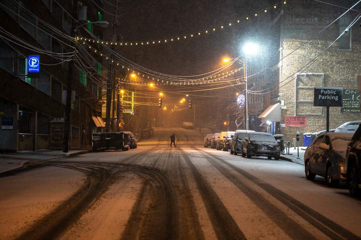 Snow falls in Lexington, Ky., on Wednesday, Jan. 27, 2021. 