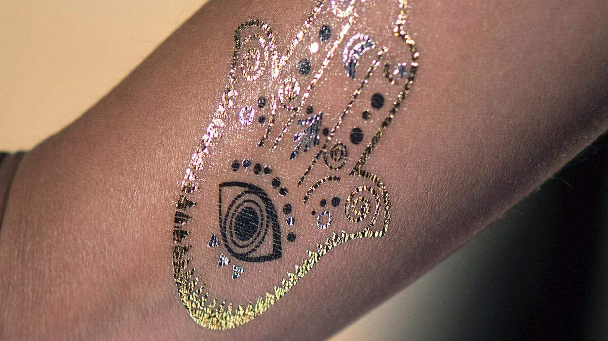 Temporary metallic tattoos make great accessories.(Cindy Yamanaka/Orange County Register/TNS)