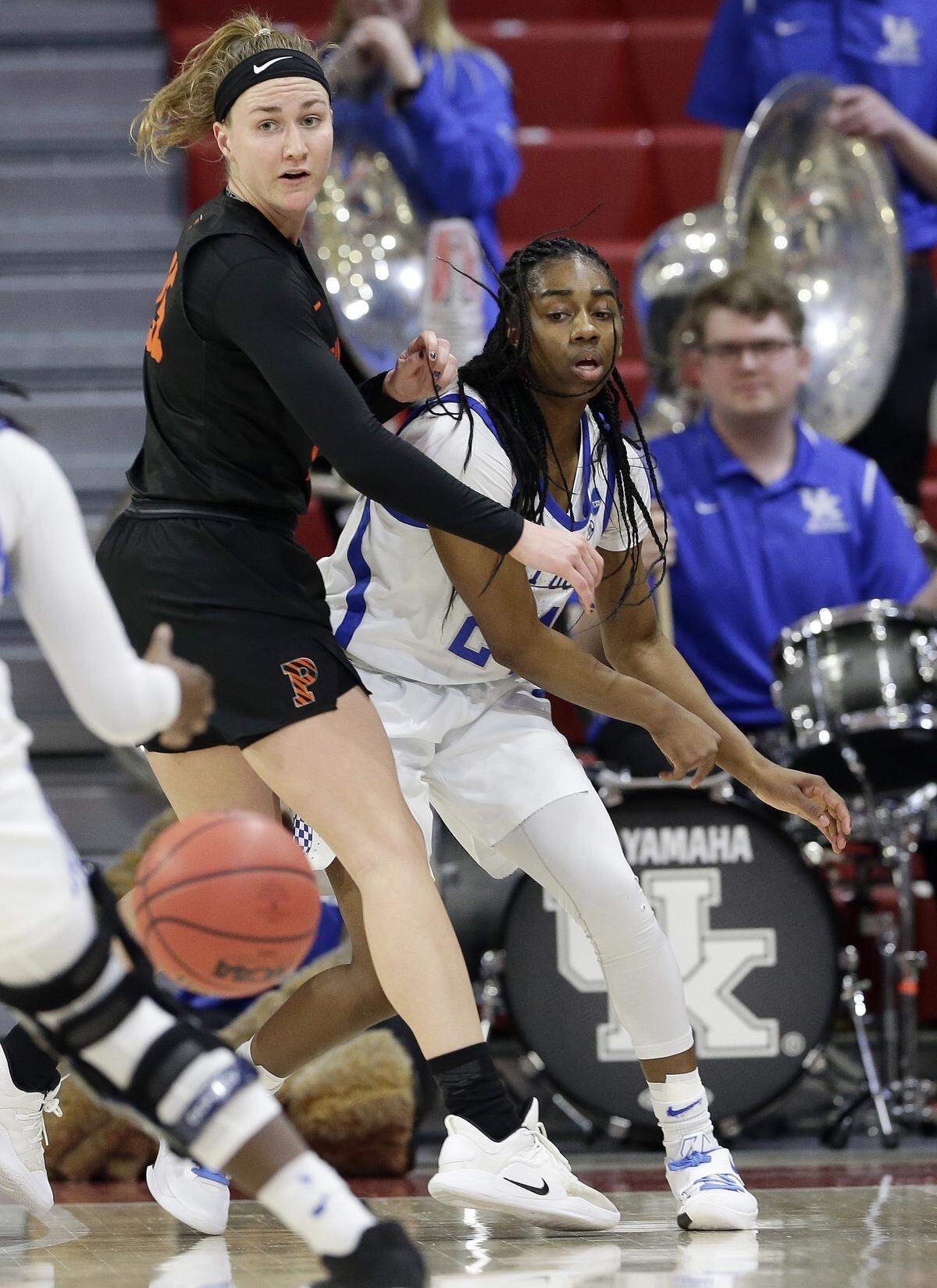 Kentucky’s Taylor Murray, right, slipped a pass around Princeton’s Gabrielle Rush. Murray tallied 19 points, five rebounds, four assists and three steals Saturday.
