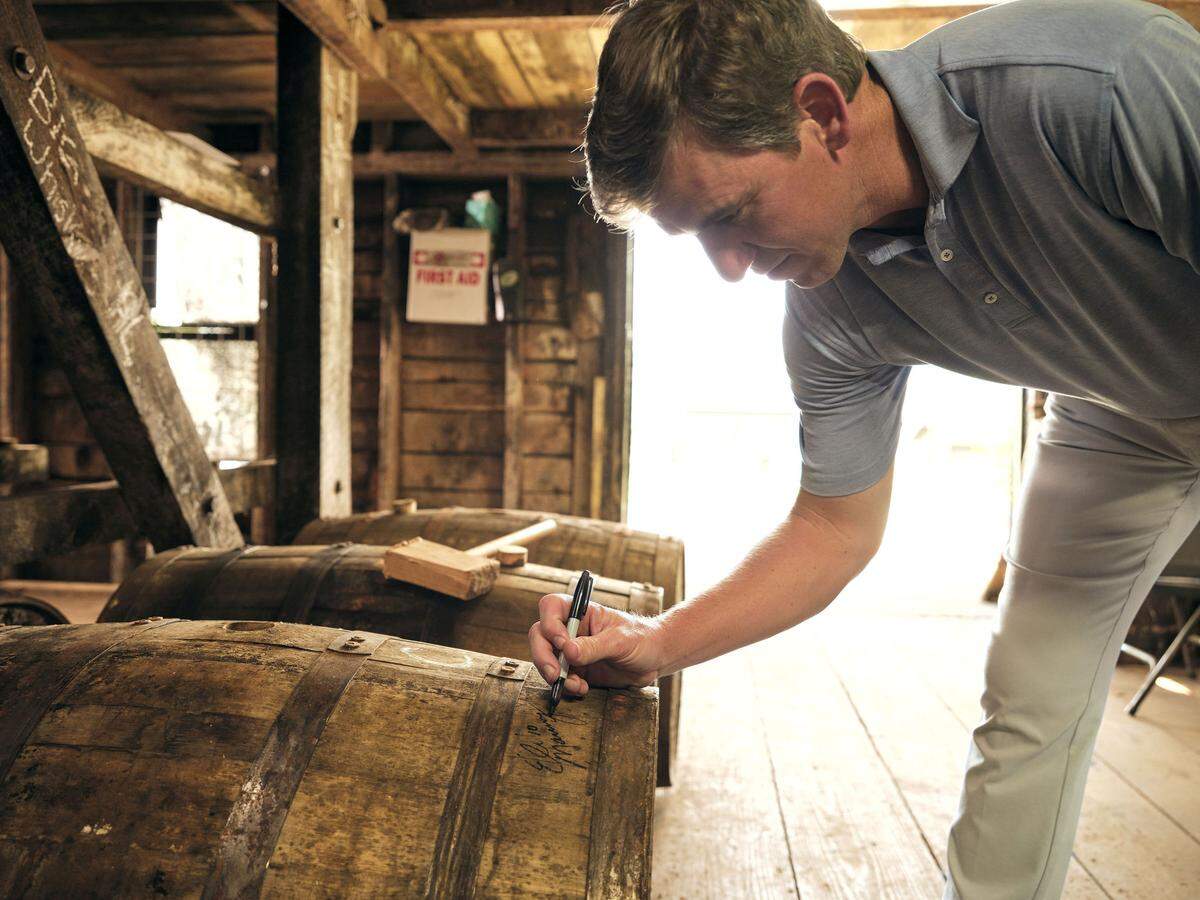 Eli Manning hand-selected barrels for this second edition of the Knob Creek Single Barrel Cask Strength Bourbon, Eli Manning’s Bold Pick: 2026 Batch, according to the distillery.