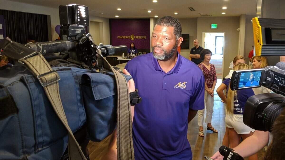Walter McCarty, the former Kentucky men’s basketball standout who was part of its 1996 national title, was hired as the head coach of his hometown Evansville Aces in March. The former Cat is looking to bring the two schools together for the first time ever on the court next season.