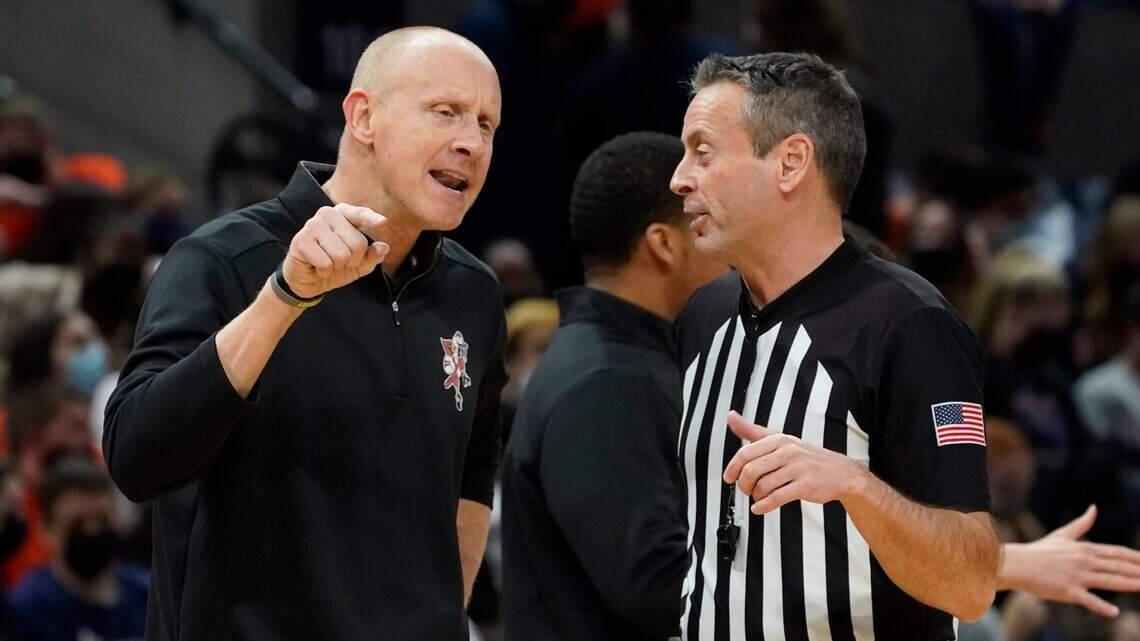 With Louisville basketball struggling, is Chris Mack the Cards’ Billy G?