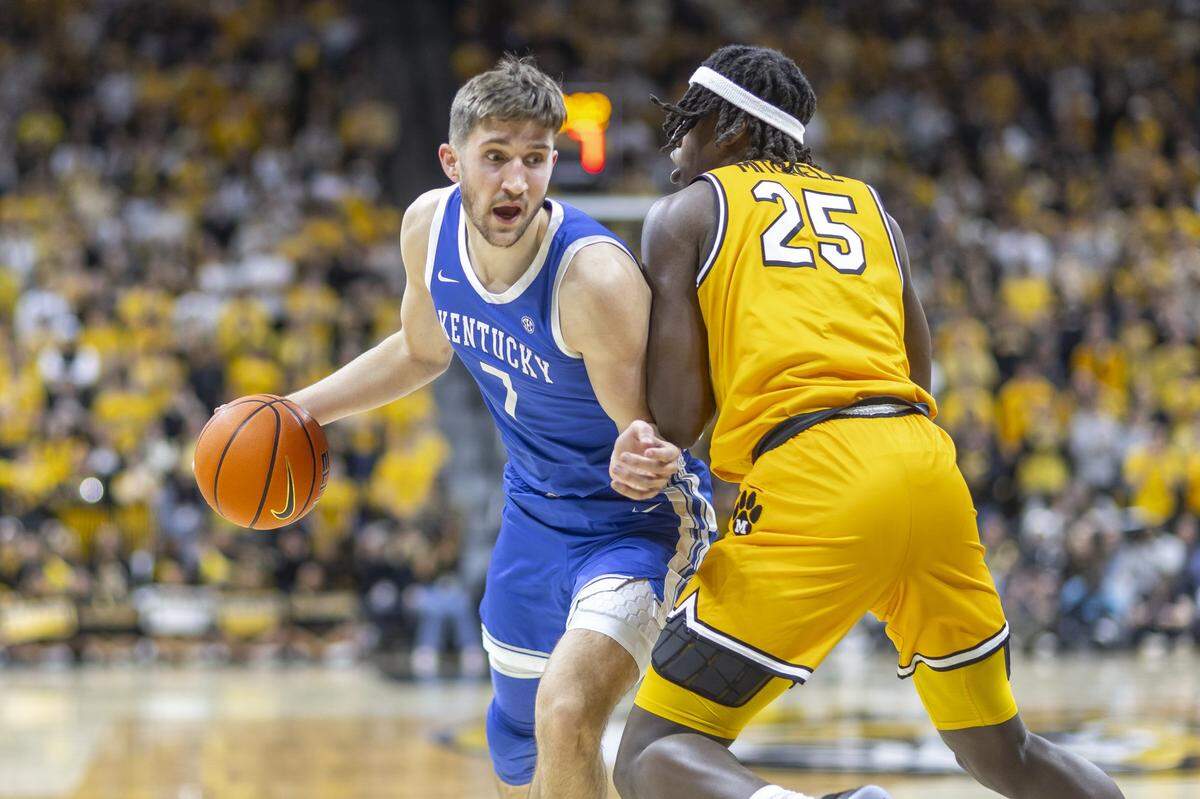 Kentucky forward Andrew Carr (7) looks to drive the ball as Missouri guard Mark Mitchell (25) defends during Saturday’s game at Mizzou Arena in Columbia, Mo.