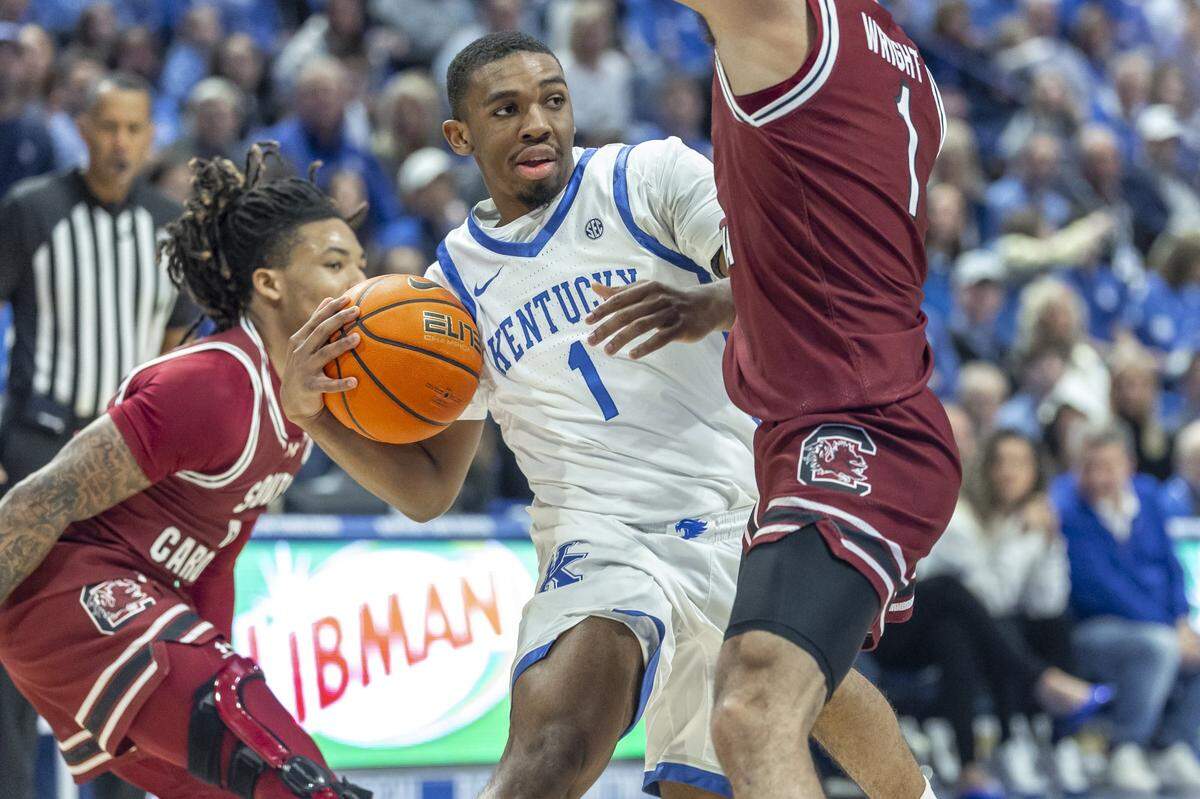 Kentucky guard Lamont Butler (1) looks to move the ball as South Carolina guard Jacobi Wright (1) defends during Saturday’s game at Rupp Arena.