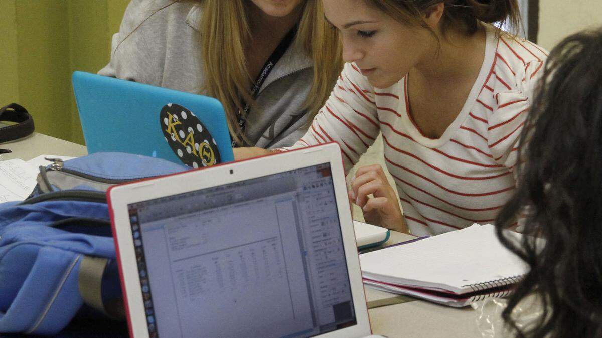 University of Kentucky junior Jordan Morgan, left, helped freshman Kylee Molitor with algebra on Thursday at The Study, a tutoring and meeting center at UK's Complex Commons.  