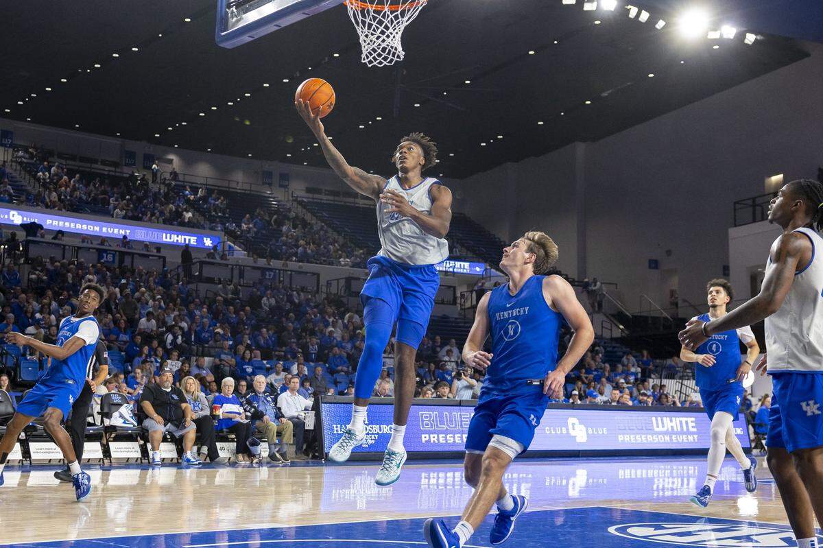 Kentucky center Amari Williams (22) finished with 15 points and six rebounds and went 7-for-11 from the field.