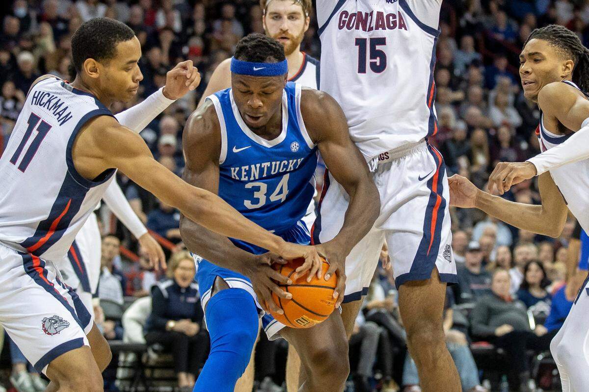 Gonzaga guard Nolan Hickman (11) battled Kentucky star Oscar Tshiebwe for a loose ball during the Bulldogs’ 88-72 win over the Wildcats last season in Spokane, Wash.