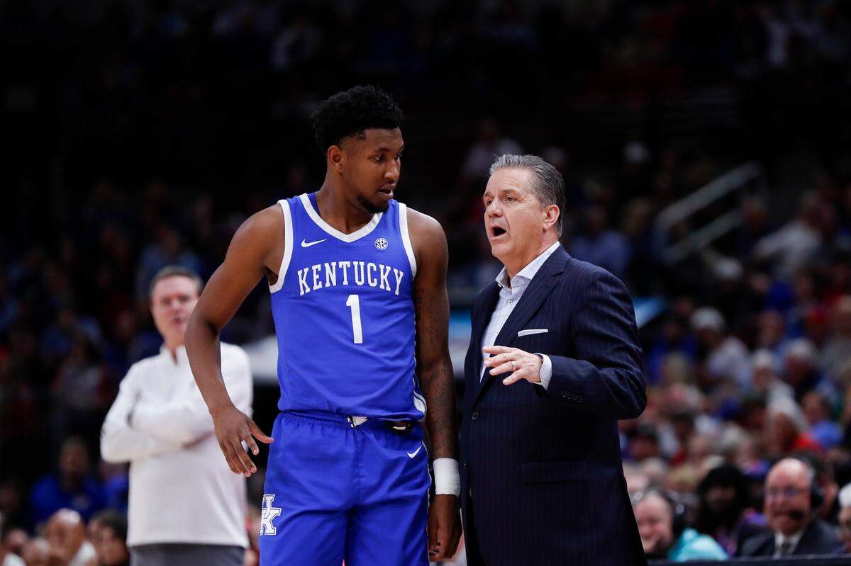 Kentucky’s Justin Edwards talks with John Calipari during the team’s game against No. 1 Kansas on Nov. 14. The coach’s advice to the slow-starting freshman? “Just keep working.”