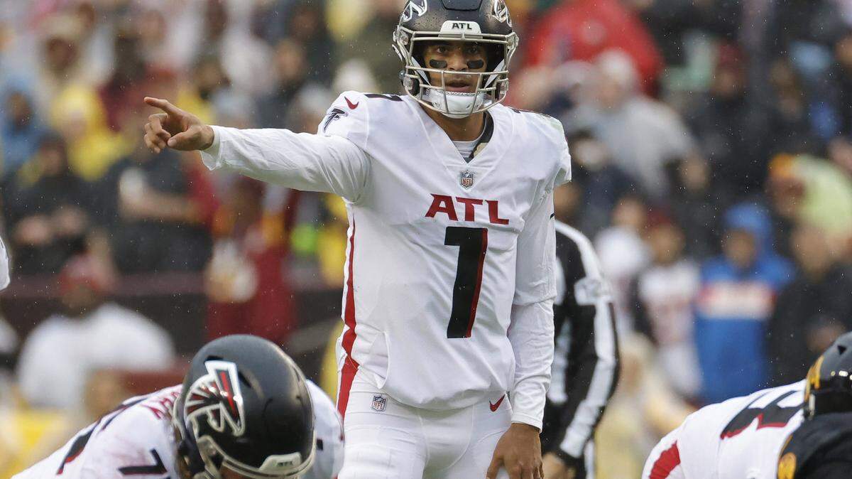 Nov 27, 2022; Landover, Maryland, USA; Atlanta Falcons quarterback Marcus Mariota (1) gestures at the line of scrimmage against the Washington Commanders at FedExField. Mandatory Credit: Geoff Burke-USA TODAY Sports