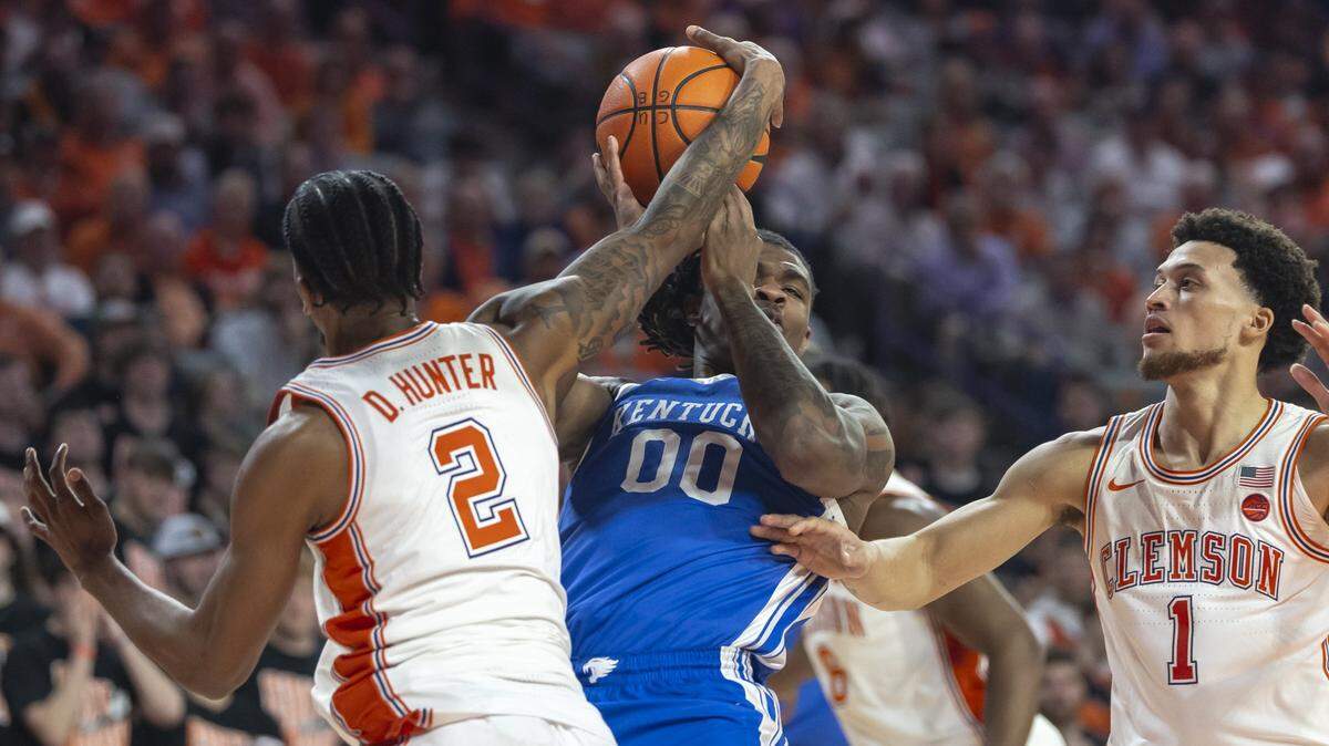 UK basketball suffers its first loss of the Mark Pope era. The Wildcats fall at Clemson.