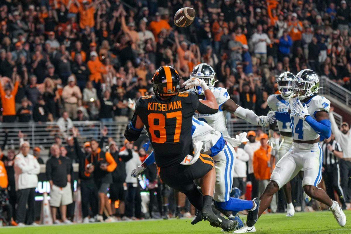 Kentucky defensive back Jordan Lovett (25) causes Tennessee tight end Miles Kitselman (87) to drop the ball in the end zone during a NCAA football game between Tennessee and Kentucky in Neyland Stadium on Saturday, Nov. 2, 2024.