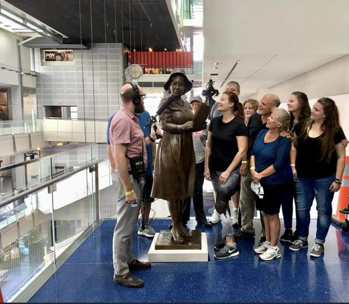 Lexington sculptor Amanda Matthews puts her statue of Kentucky journalist Alice Dunningan on display at the former Newseum in Washington, D.C., in 2018.