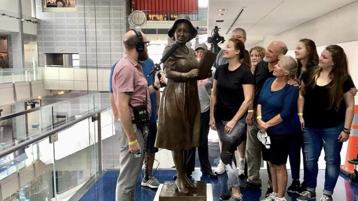Lexington sculptor Amanda Matthews puts her statue of Kentucky journalist Alice Dunningan on display at the former Newseum in Washington, D.C., in 2018.