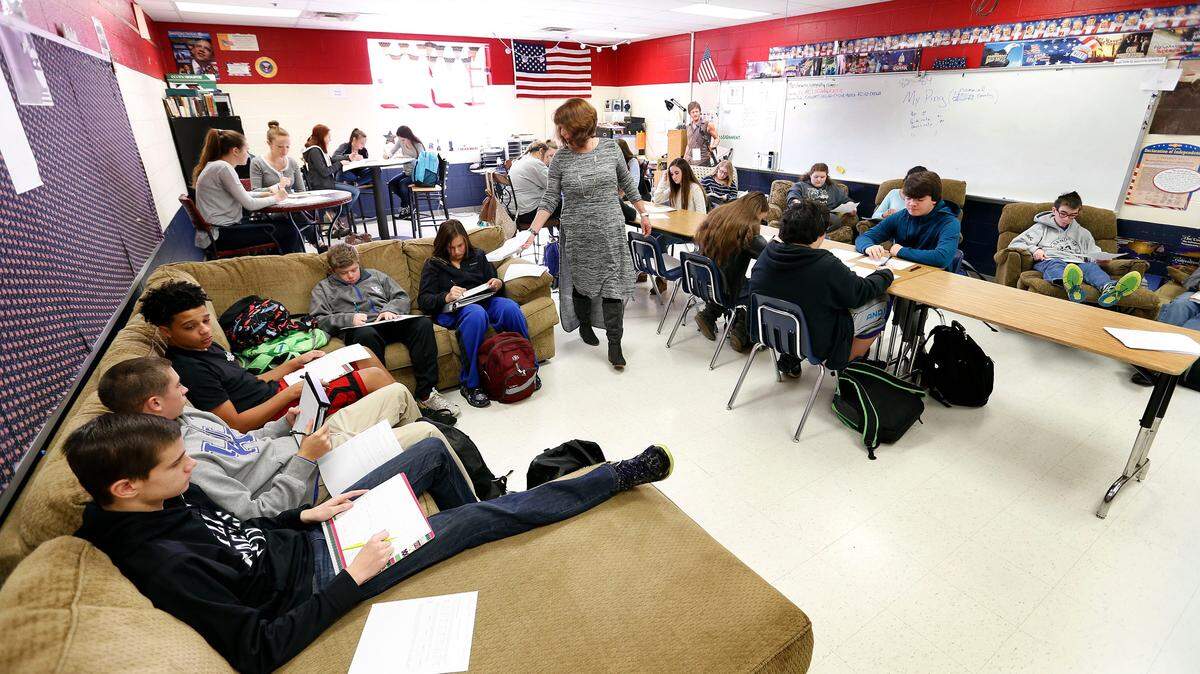 Teacher Teddi Baker taught in her Advanced Placement Human Geography class at East Jessamine Co. High School in Nicholasville  in 2016. All Kentucky high school seniors will have to pass a U.S. citizenship test beginning next year.