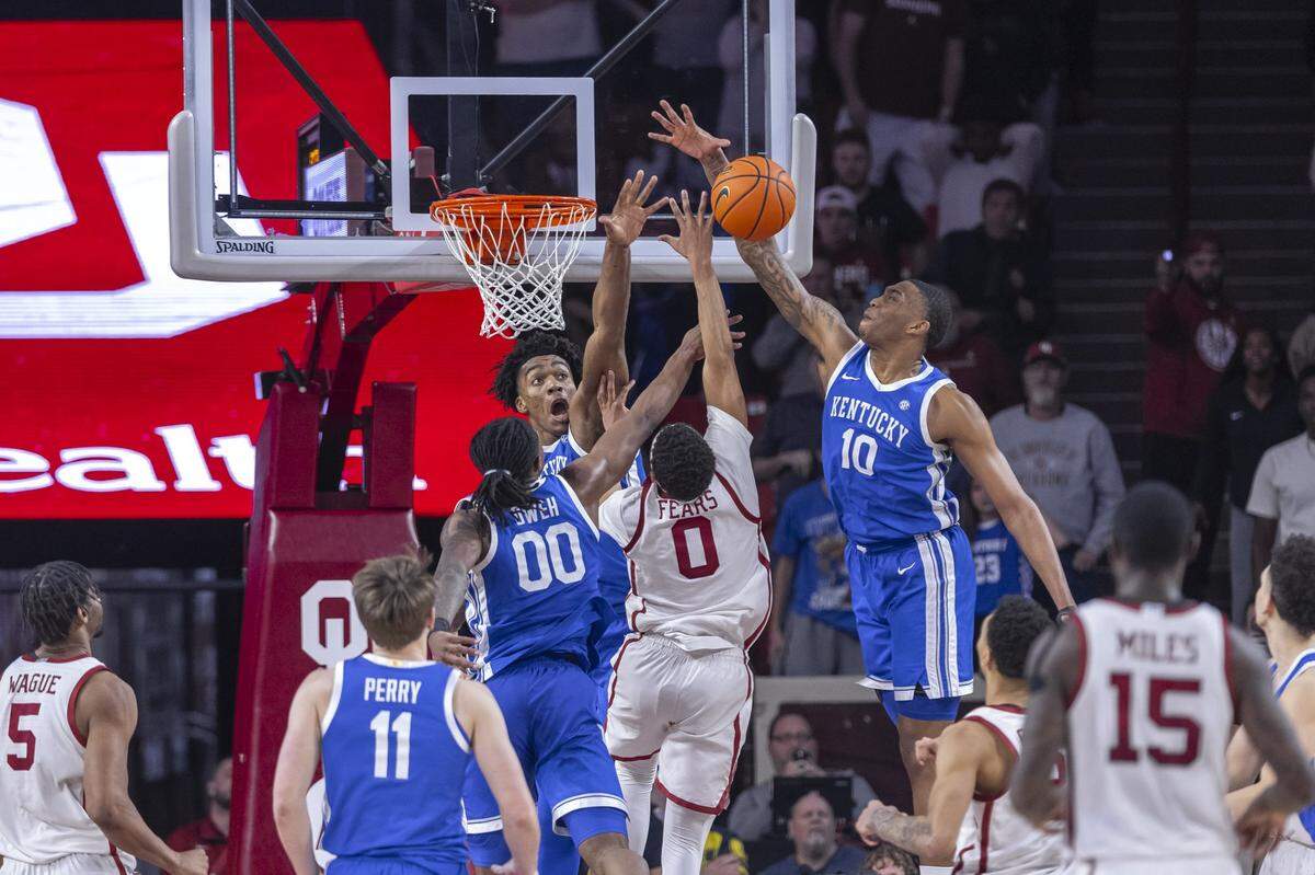 Kentucky’s Otega Oweh (00), Amari Williams (22) and Brandon Garrison (10) reach for the ball as Oklahoma’s Jeremiah Fears (0) puts up a shot in the final seconds during Wednesday’s game at Lloyd Noble Center in Norman, Okla.