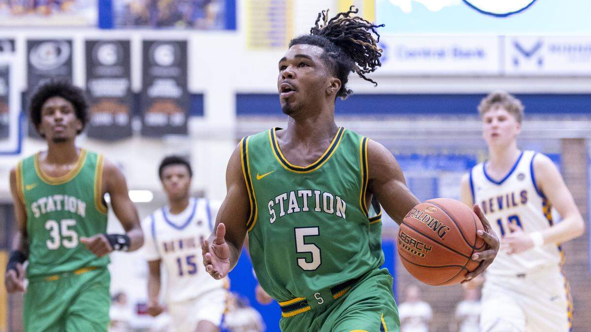Bryan Station's Amari Owens (5) drives to the basket during the Blue Devil's 70-67 overtime win over Bryan Station in a KHSAA basketball game, Friday, Feb. 13, 2026 at Henry Clay High School in Lexington, Ky.