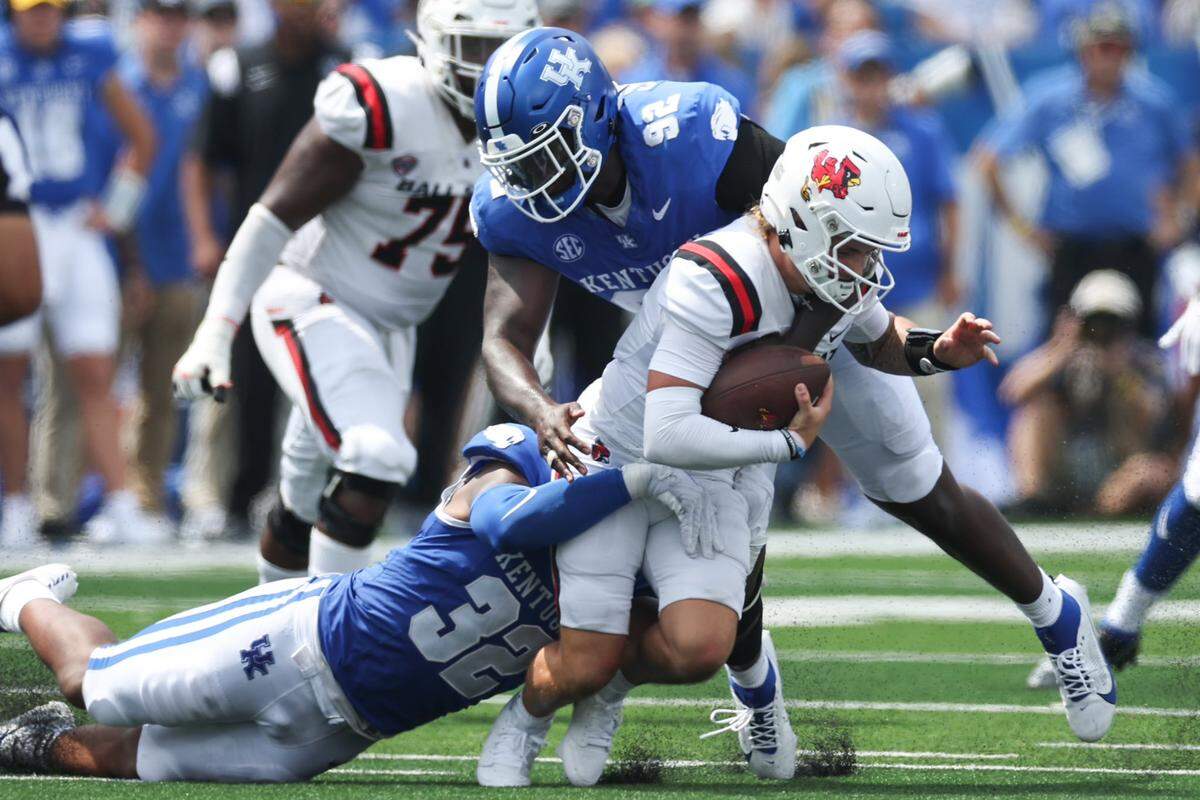 Kentucky linebacker Trevin Wallace was named SEC Defensive Player of the Week for his standout performance in the 2023 opener against Ball State.