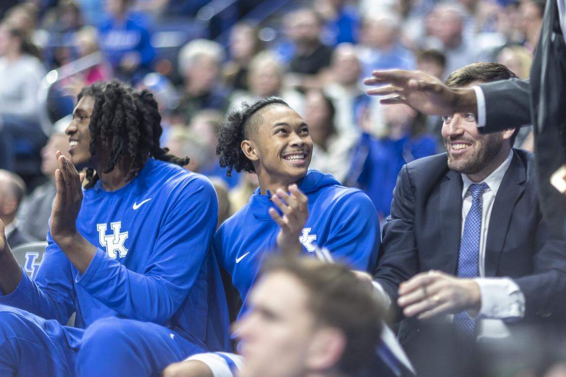 Kentucky basketball guard Jaland Lowe (center) suffered another right shoulder injury during the Wildcats’ home win over Mississippi State on Saturday night.