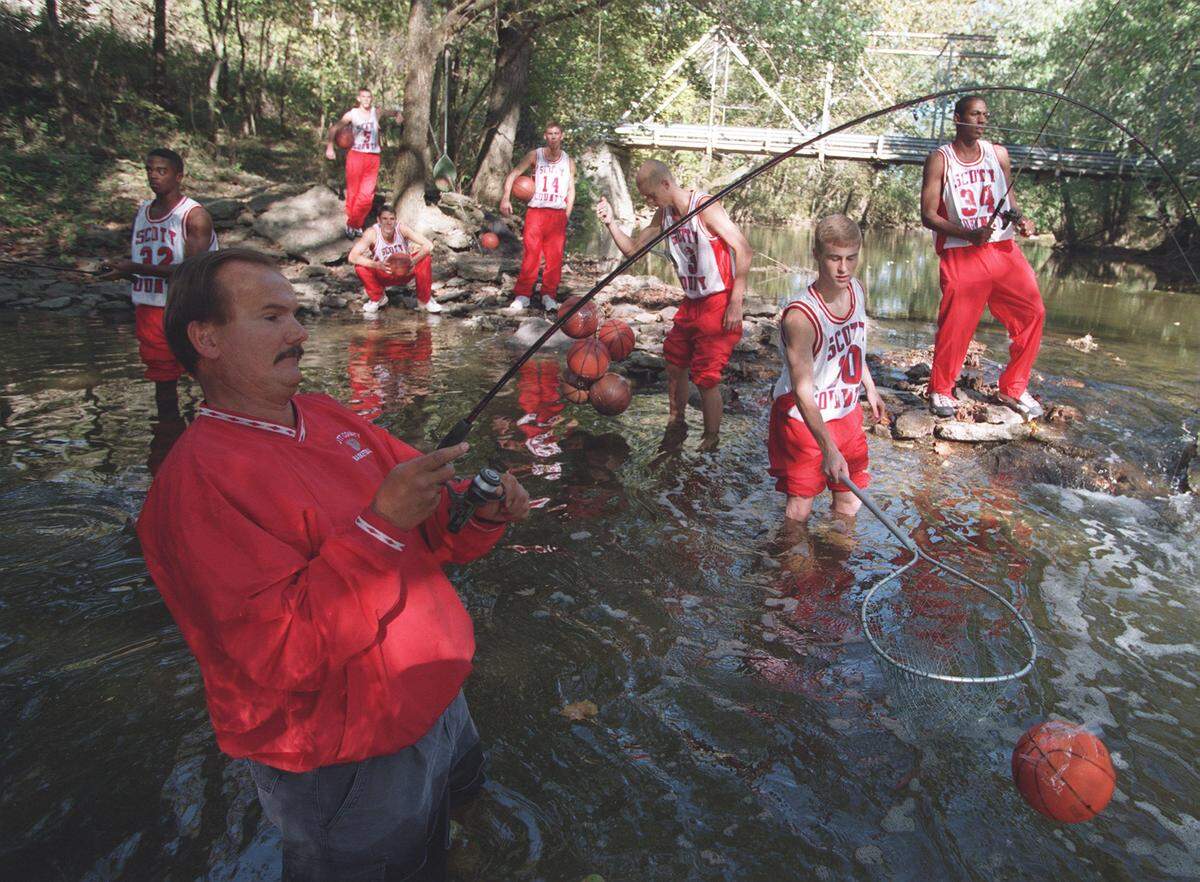 Billy Hicks’ love for fishing was portrayed in a 1998 Herald-Leader photo previewing the Cardinals’ appearance in the Sweet Sixteen.