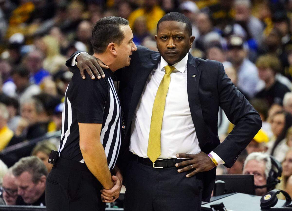 Missouri coach Dennis Gates talked with referee Rob Rorke during Mizzou’s 89-75 rout of Kentucky last season at Mizzou Arena.
