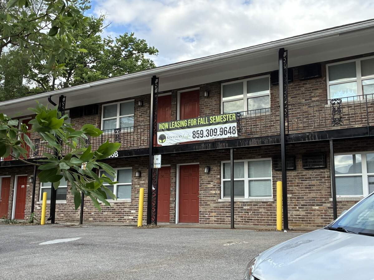 Developers want to demolish a block of buildings near the University of Kentucky campus, including this apartment complex at 256 Lyndhurst Place.
