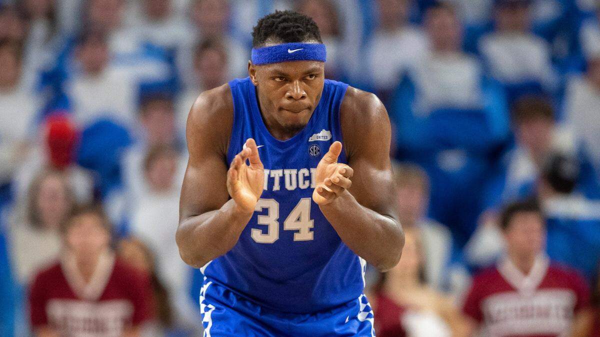 Oscar Tshiebwe and the Kentucky Wildcats are expected to contend for a national championship in the 2022-23 season.