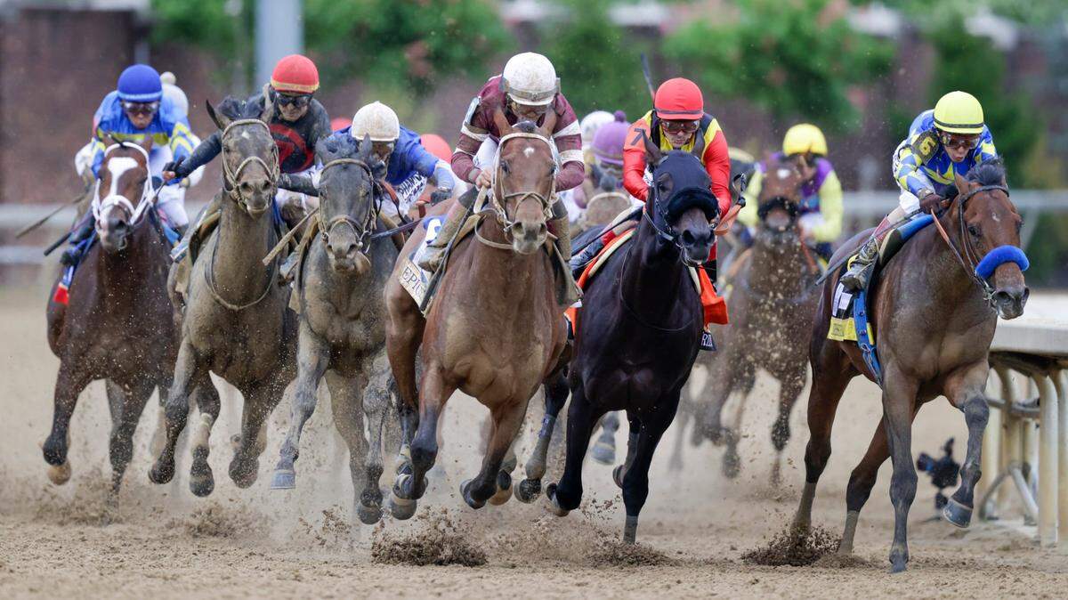 The Kentucky Derby field makes its way around turn 4 at Churchill Downs on May 7. Eventual winner Rich Strike, with Sonny Leon aboard, was buried deep in the pack at that point in the race.