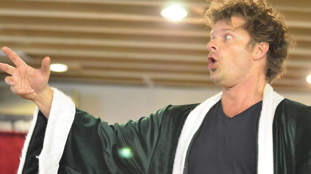 Film actor Steve Zahn, who lives in Lexington, plays One-Man-Christmas-Show-Man in Smackdown for the Christmas Crown by The Rep, a theater troupe he and his wife, Robyn Peterman-Zahn, cofounded.