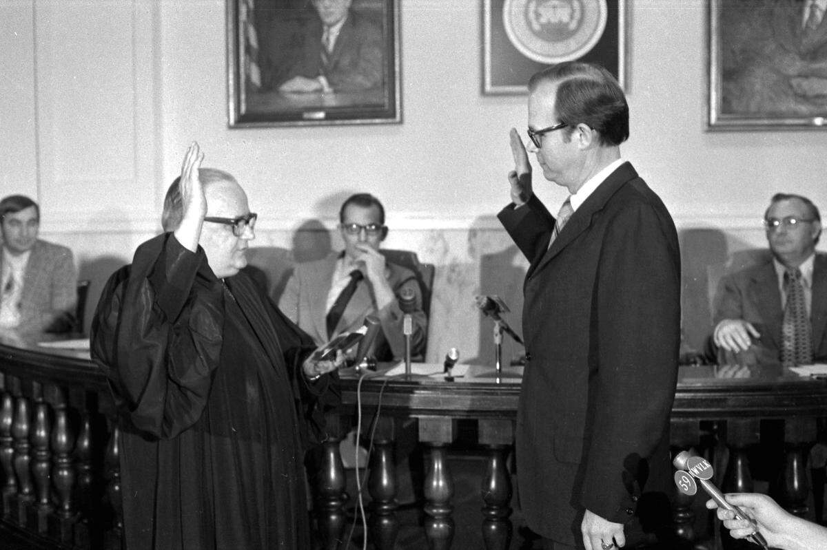 Foster Pettit was sworn in as mayor of Lexington’s new merged government by Judge Scott Reed in January 1974. He previously was the city government’s mayor and was instrumental in the successful push to merge the city and county governments.