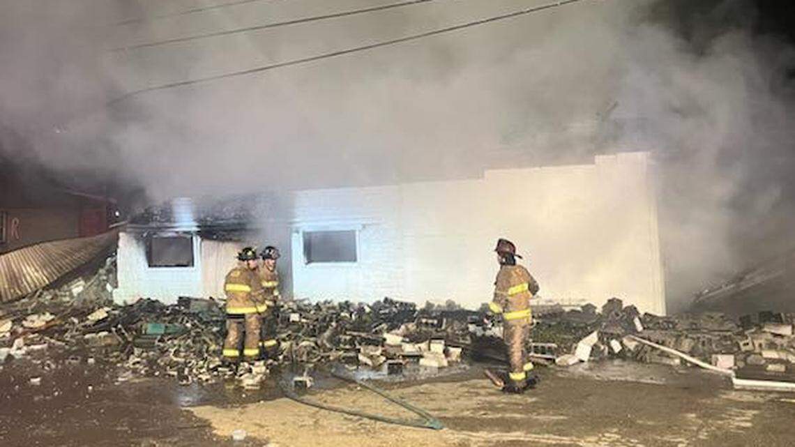 Two Kentucky firefighters injured while battling a building fire, mayor says
