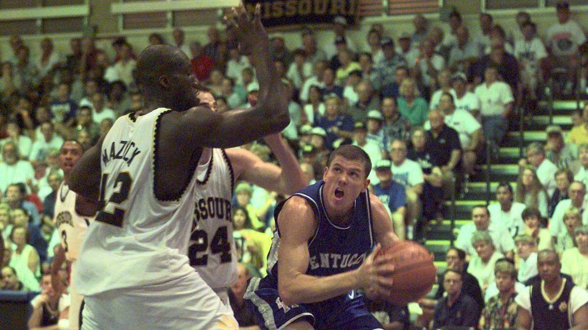 Kentucky’s Jeff Sheppard faked and scored a basket against Missouri’s George Mazyck during a Maui Invitational game on Nov. 25, 1997.