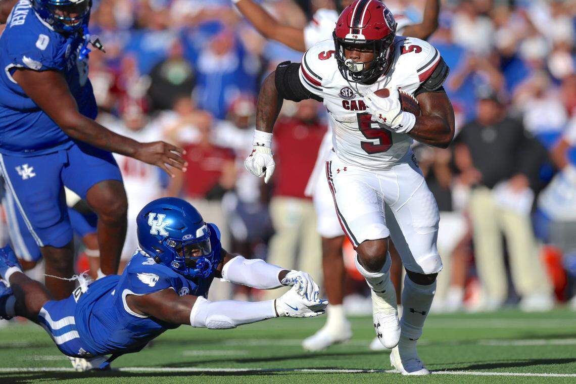 Kentucky linebacker Alex Afari Jr. (3) is unable to tackle South Carolina running back Raheim Sanders (5) on Saturday.