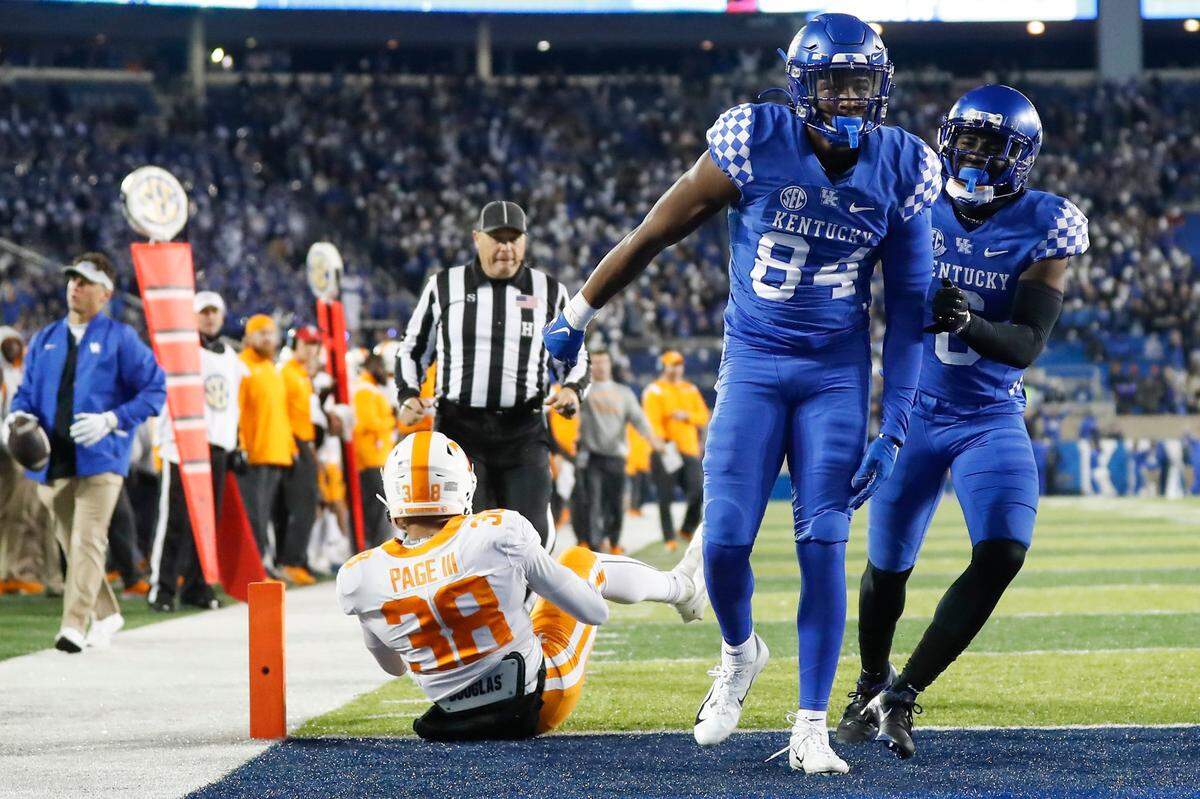 Kentucky tight end Izayah Cummings (84) caught four passes for 75 yards in UK’s 45-42 loss to Tennessee last week. Included were a 24-yard TD catch and a 28-yard reception on a fourth-and-24 play on the Wildcats’ final drive of the game.