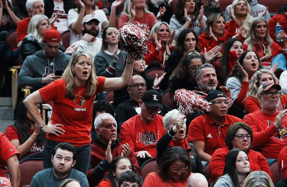 An NCAA Tournament record crowd of 21,726 watched the national semifinals in Louisville on Thursday night.